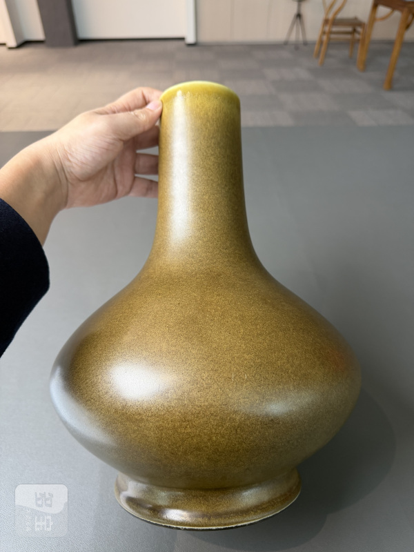 清同治 茶叶末釉荸荠瓶 - 图2